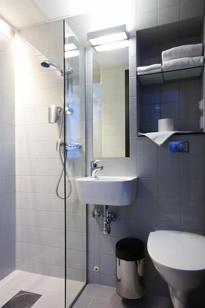 Standard Twin Room (2 single and 2 wallbeds) photo 2