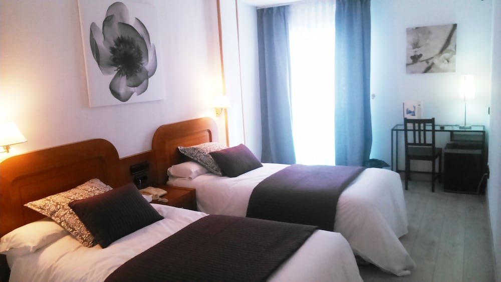 Standard Double or Twin Room - Photo 3