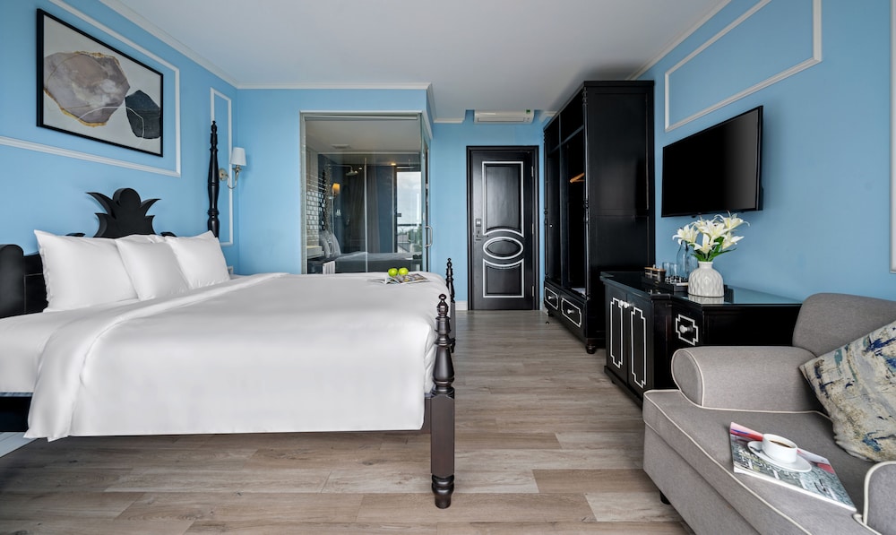 King Room With Balcony - Photo 2