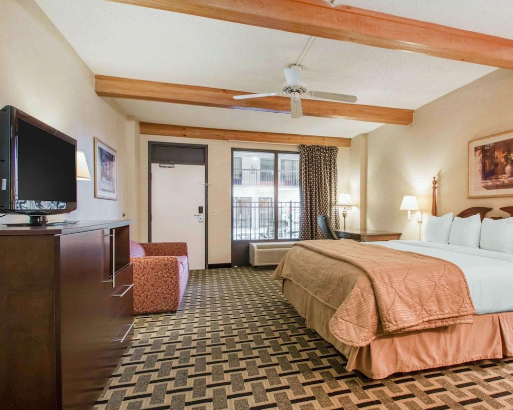 Suite, 1 King Bed, Non Smoking - Photo 2