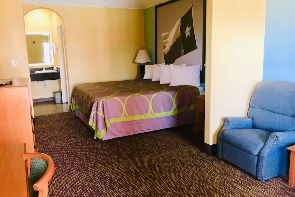 Standard Room, 1 King Bed - Photo 3