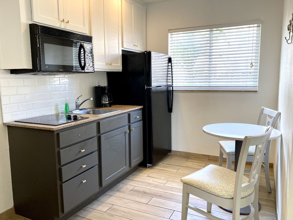 Premium Room, 2 Queen Beds, Kitchenette, Poolside - Photo 15