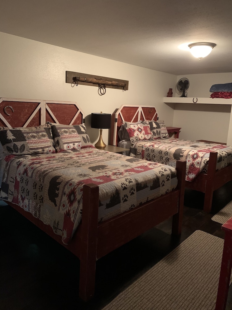 Basic Room, 2 Double Beds (Unit 7 no pets allowed)