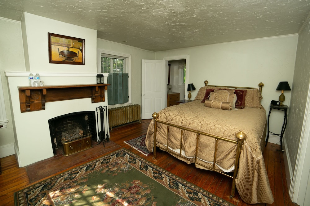 Deluxe Suite, 1 Queen Bed, Non Smoking, Fireplace photo 2