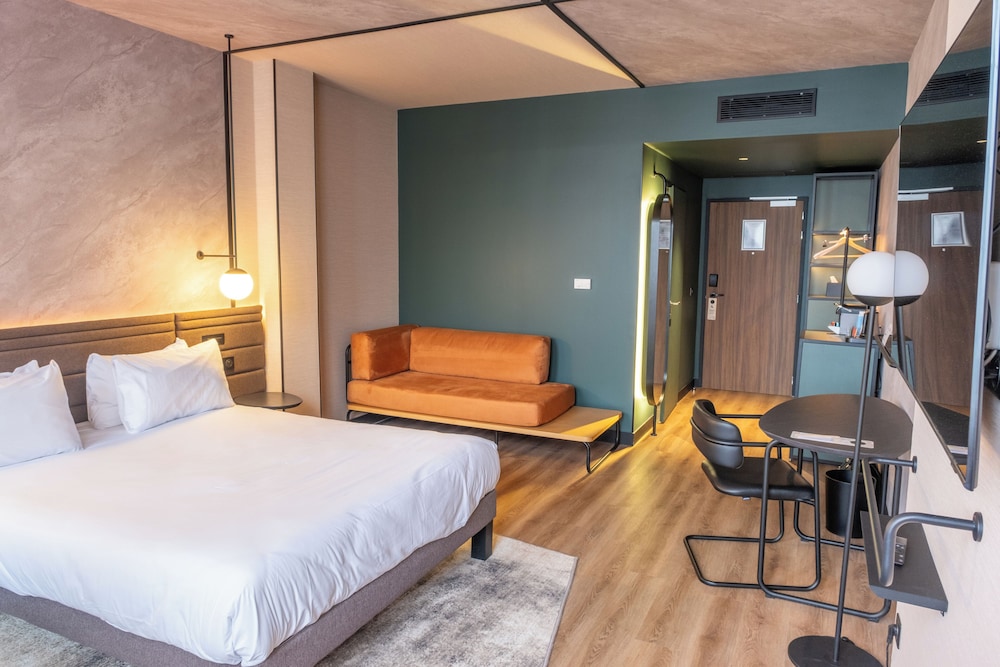 Executive Triple Room, 1 Queen Bed with Sofa bed