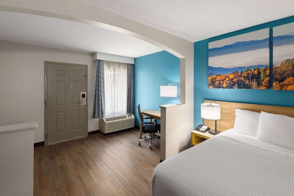 Room, 1 King Bed, Non Smoking - Photo 2