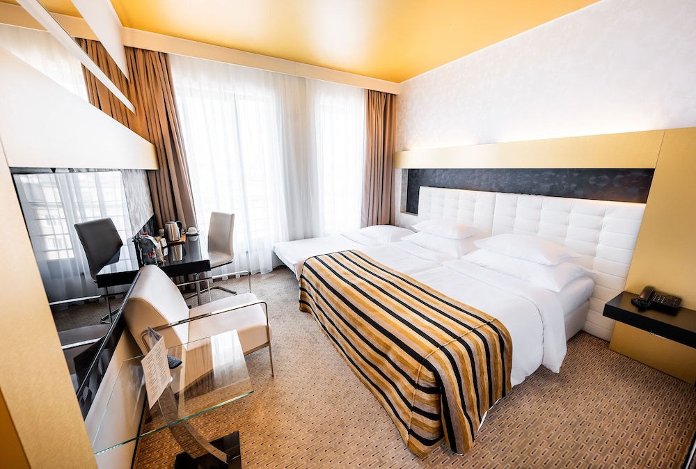 Classic Double or Twin Room with Extra Bed - Photo 5