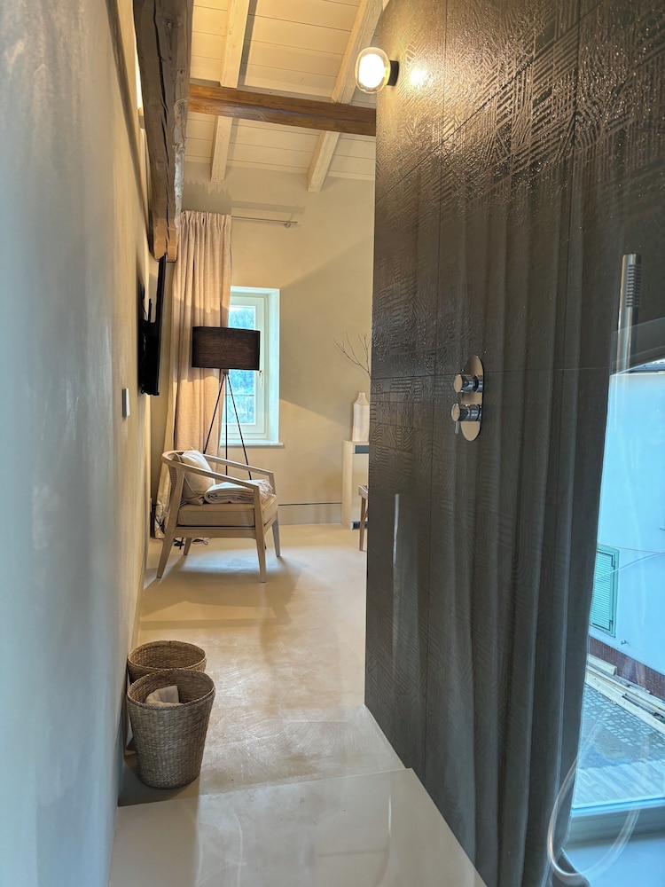 Queen Suite Pool View photo 3