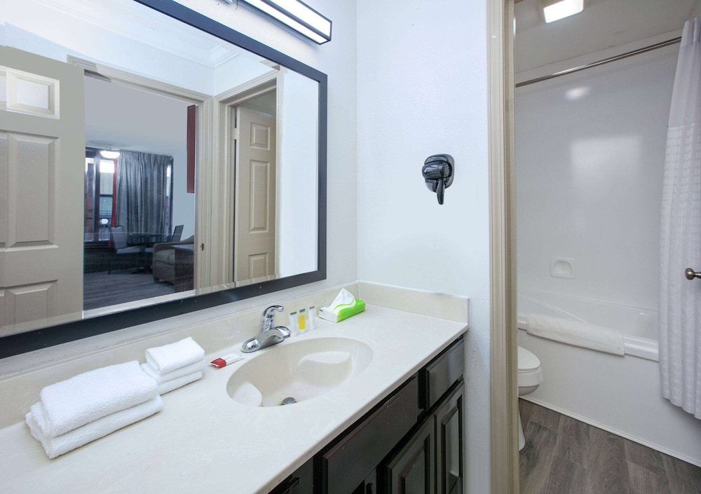 Suite, 1 King Bed, Non Smoking, Poolside (Interior) - Photo 6