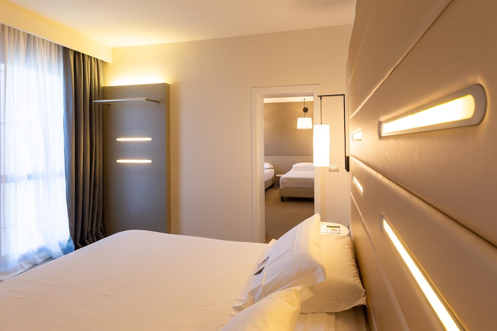 Standard Room, Multiple Beds - Photo 1