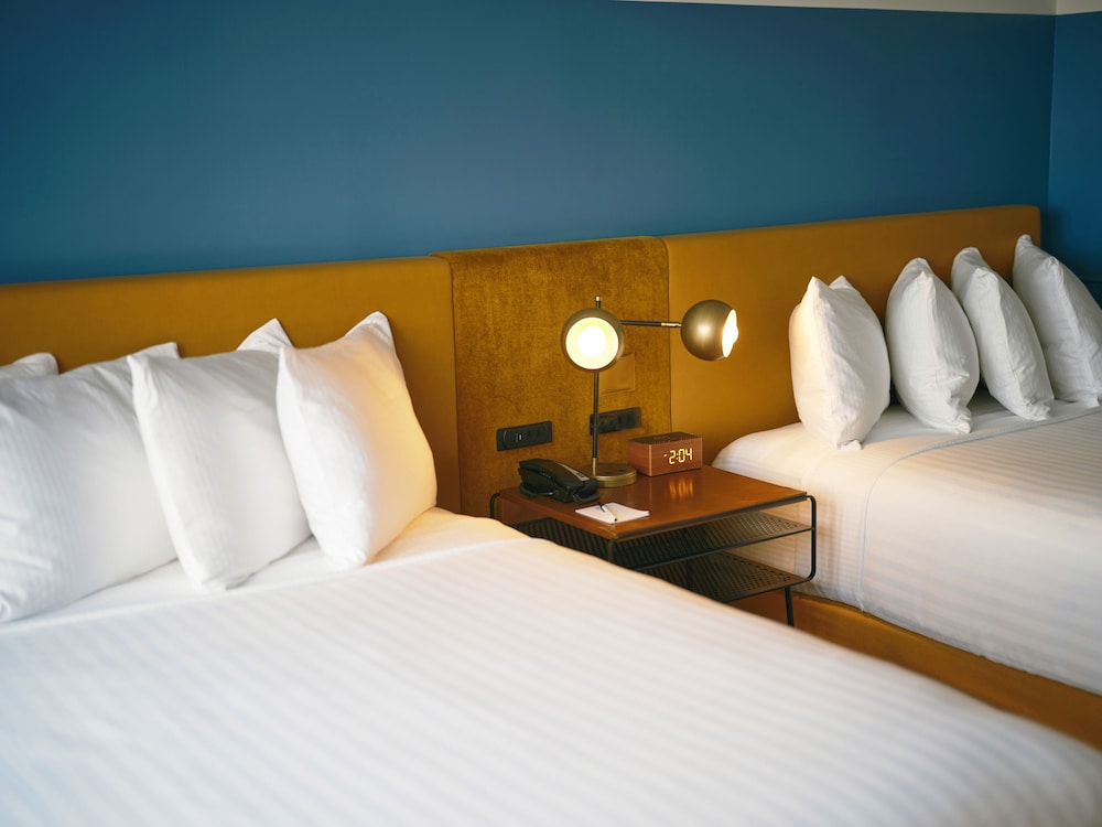 Deluxe Double Queen Room - Photo 3