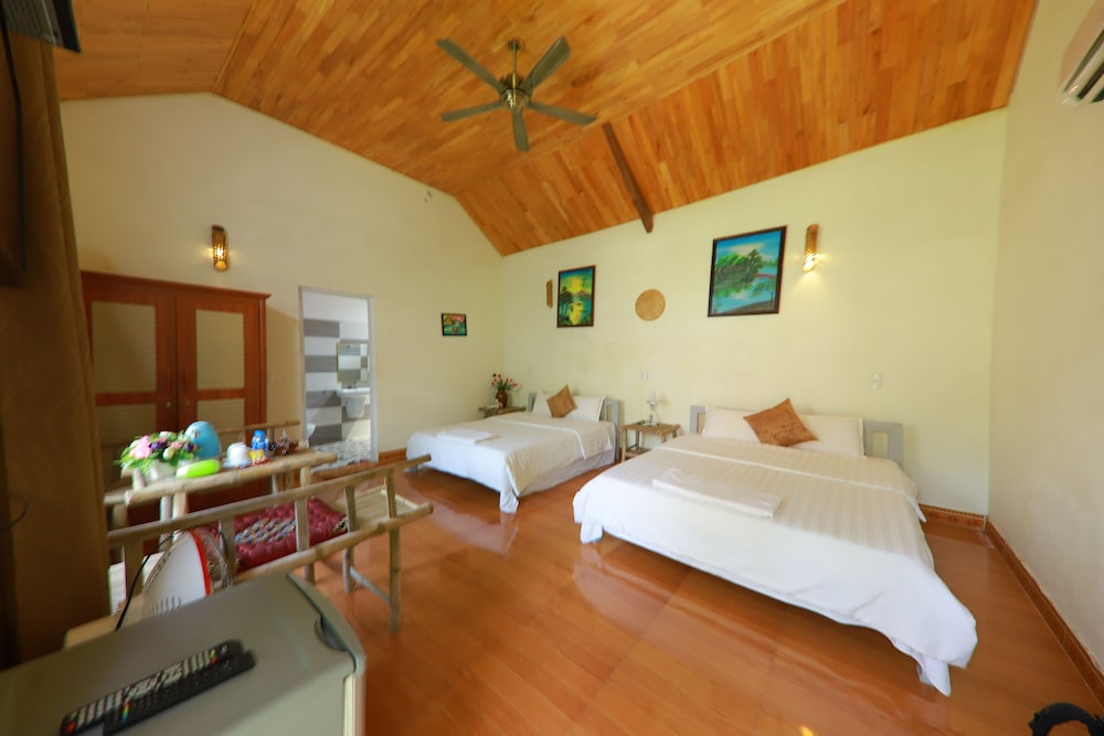 Deluxe Quadruple Room, Garden View photo 2
