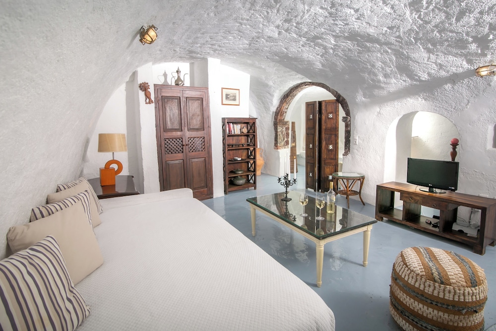 Superior Cave Suite with Hot Tub & Caldera View - Photo 12