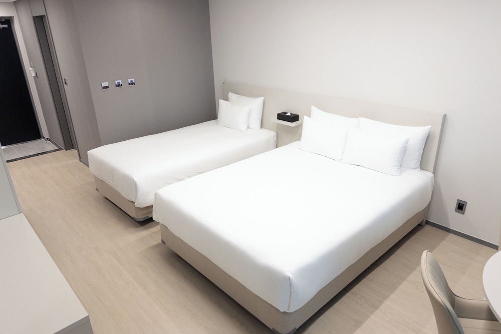 Family Twin Room, Balcony, Partial Ocean View