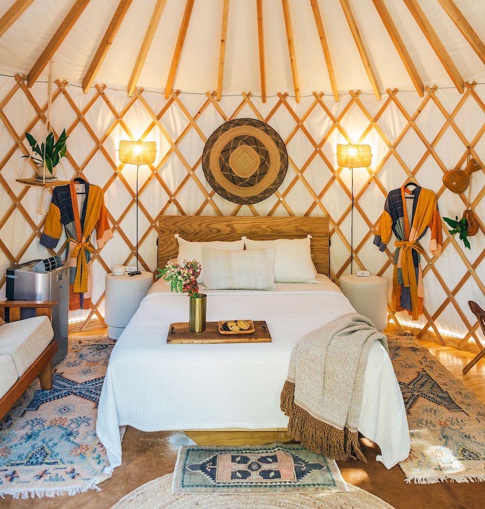 Luxury Tent, 1 Queen Bed With Sofa Bed, Patio, Garden View photo 1