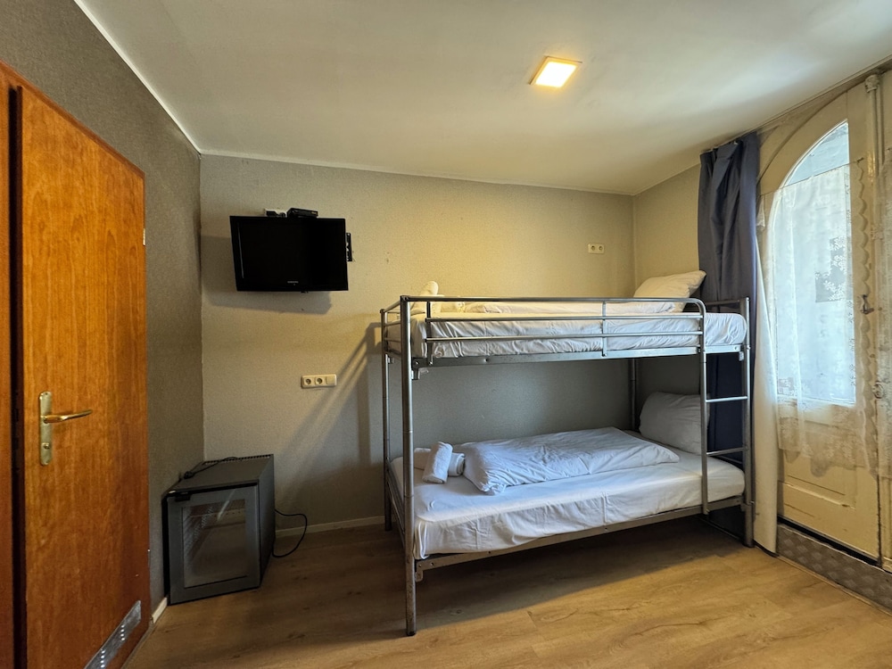 Economy Twin Room photo 3