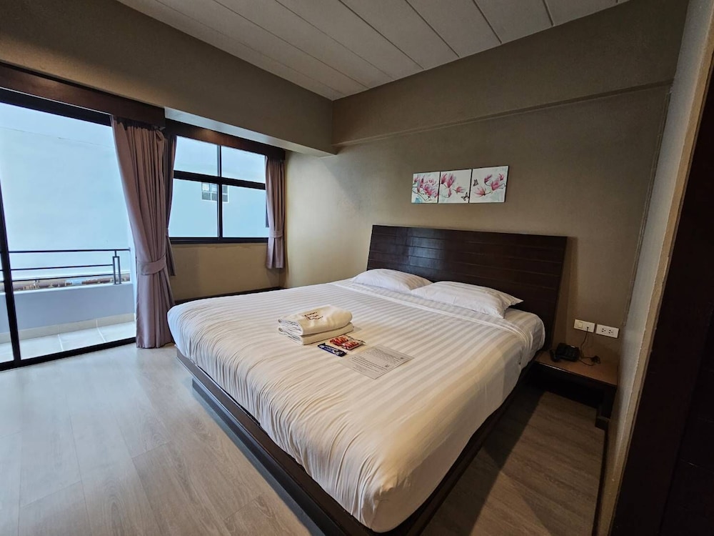 Superior King Bed photo 3