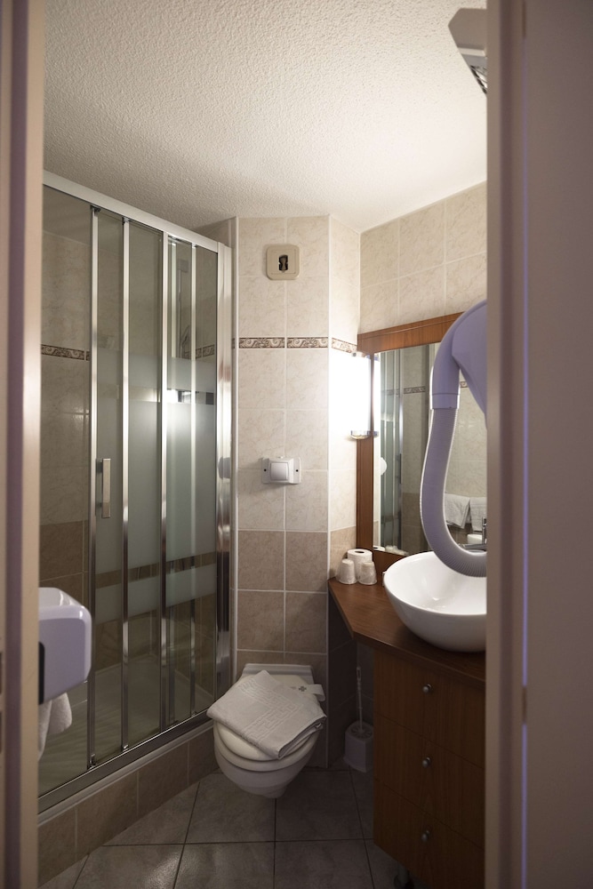 Standard Room, 2 Twin Beds - Photo 7