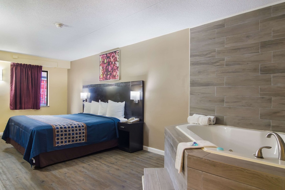 Suite, 1 King Bed, Smoking - Photo 4