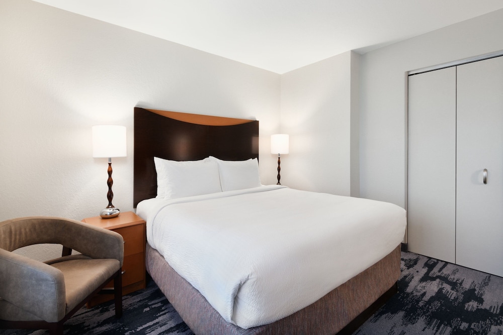 Room, 1 King Bed (Hearing Accessible) - Photo 2