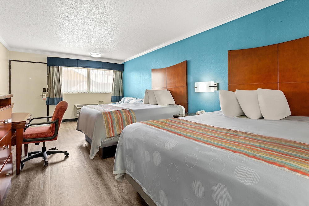 Room, 2 Double Beds, Smoking - Photo 1