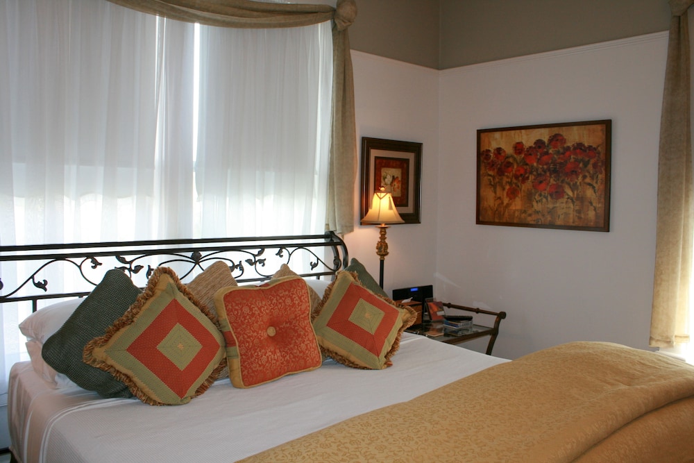 Standard House, 1 King Bed