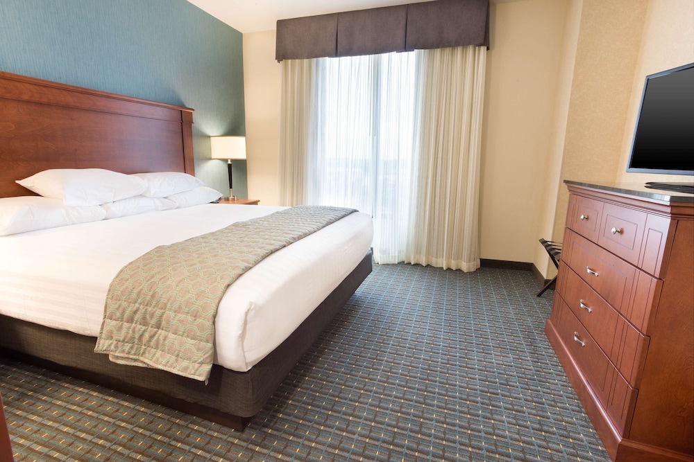 Deluxe Room, 1 King Bed, Refrigerator & Microwave (Upper Floor) photo 3