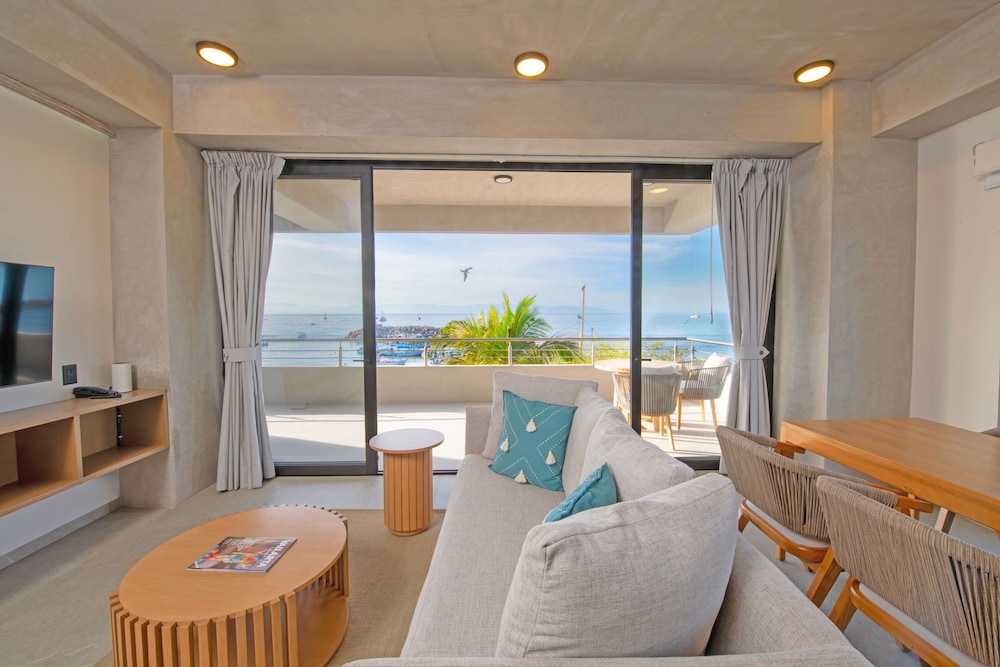 Deluxe Condo, 2 Bedrooms, Beach View 204
