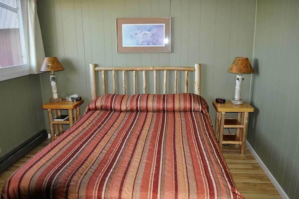 Suite, 1 Queen Bed, Kitchen, Lake View (With Island) photo 2