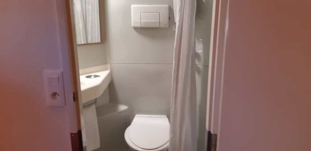 Standard Room, 3 Twin Beds - Photo 6
