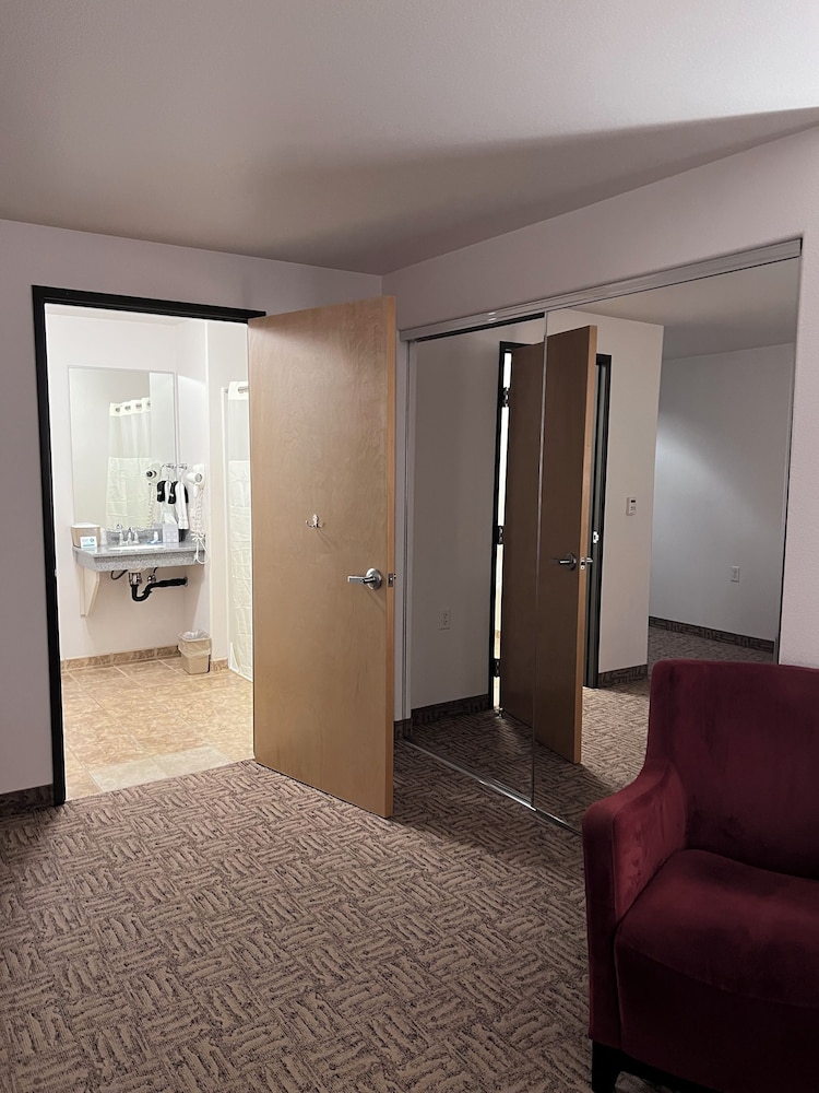 Handicap Accessible Queen Room photo 2