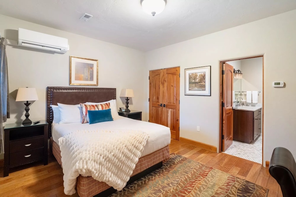 Courtyard Room photo 1