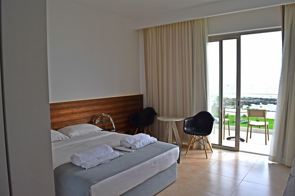 Comfort Room, Balcony