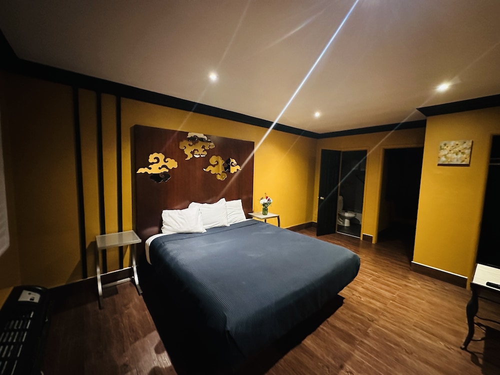 Signature Studio Suite, 1 King Bed photo 1