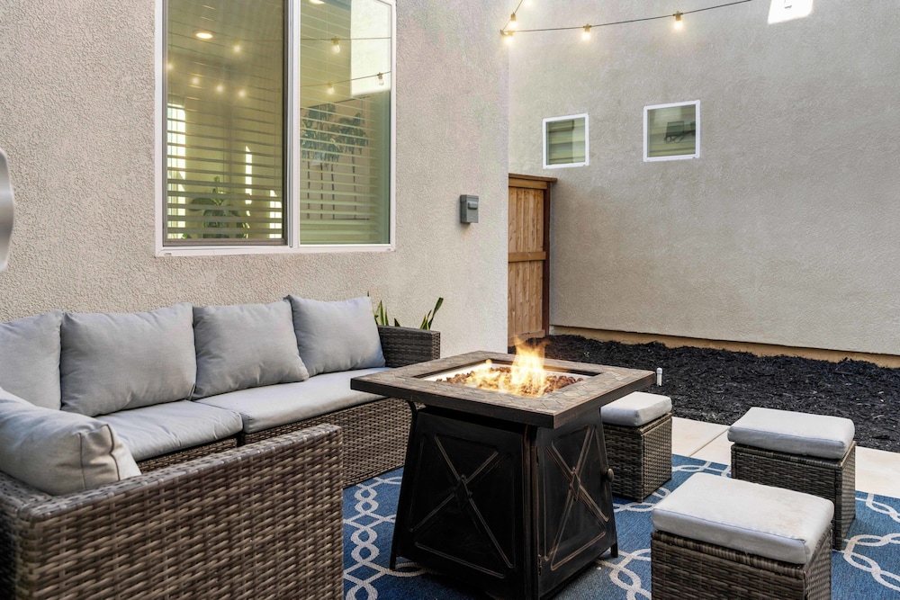 Modern 4BR Home Nr Airport DT w Fire Pit, Billede 45