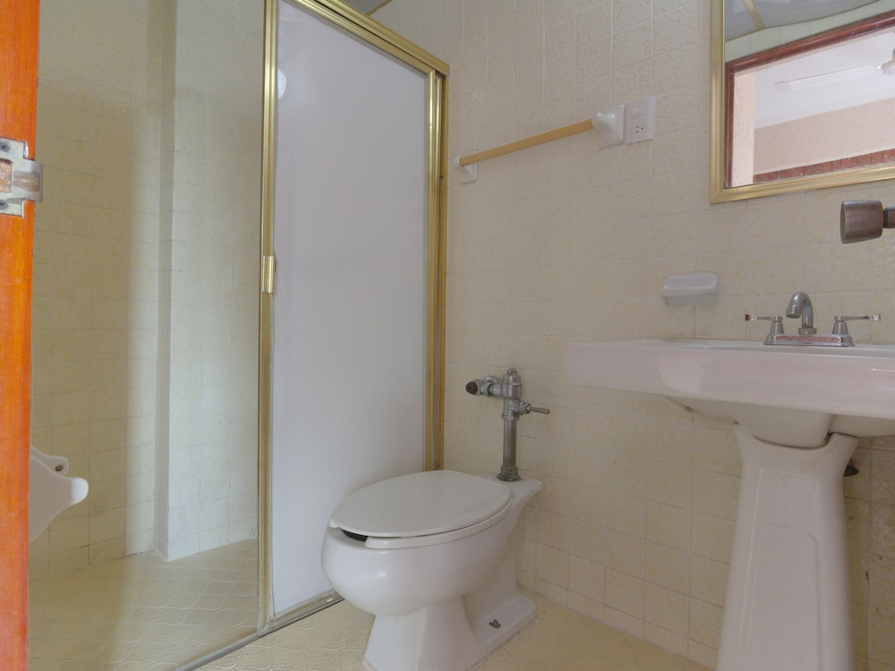 Economy Quadruple Room - Photo 8