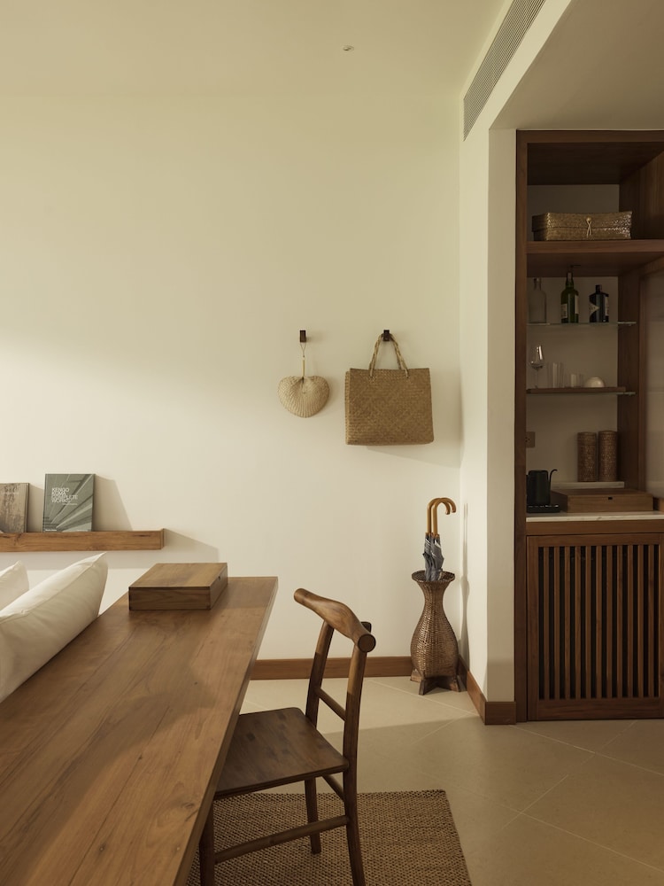 Deluxe Room, 1 King Bed, Pool Access - Photo 4