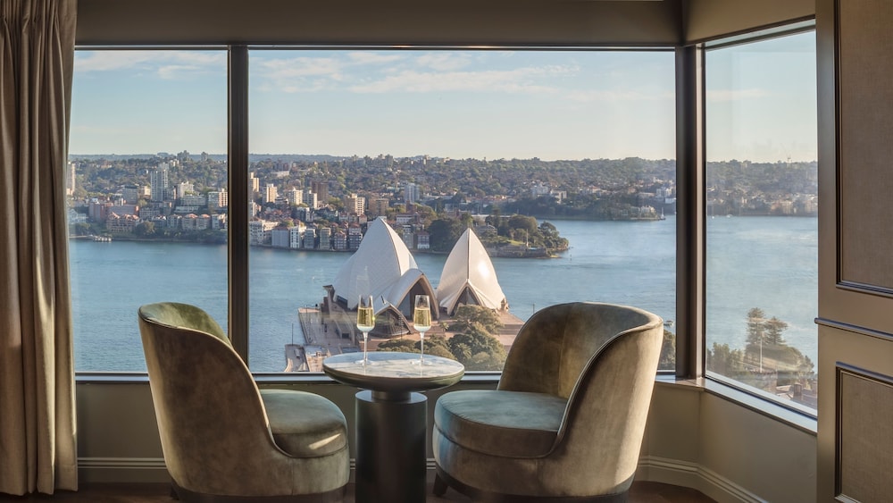 1 King 1 Bedroom Suite Opera View Club Lounge Access