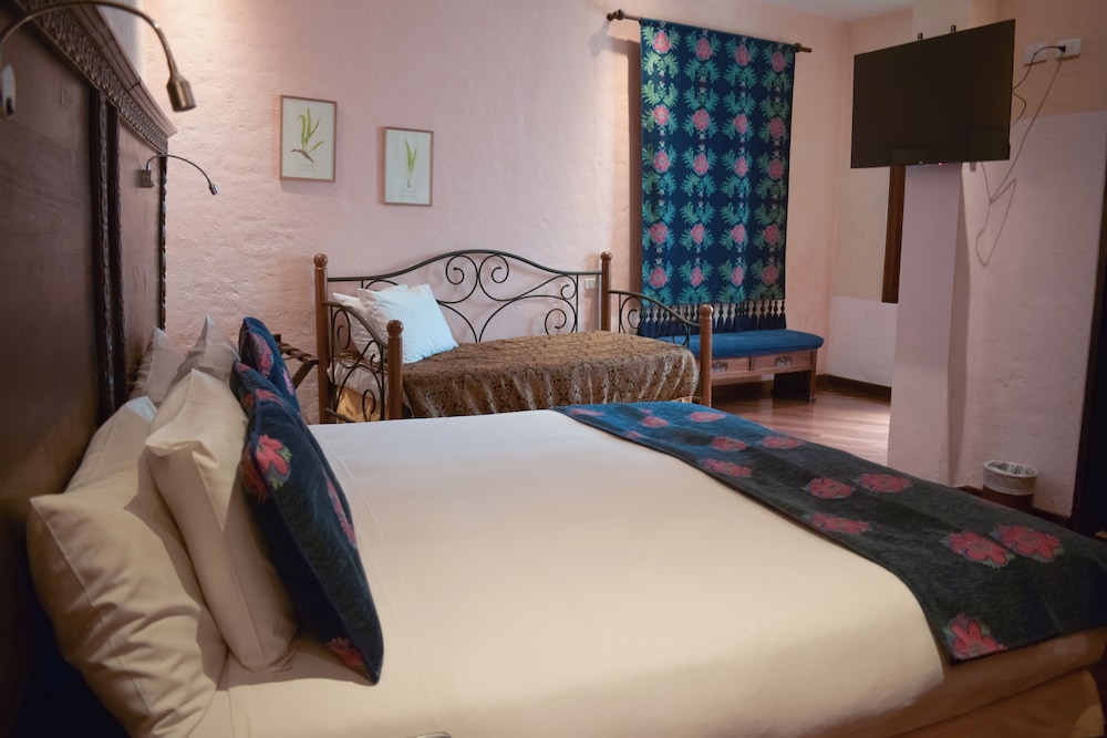 Standard Room, 1 King Bed with Sofa bed photo 3