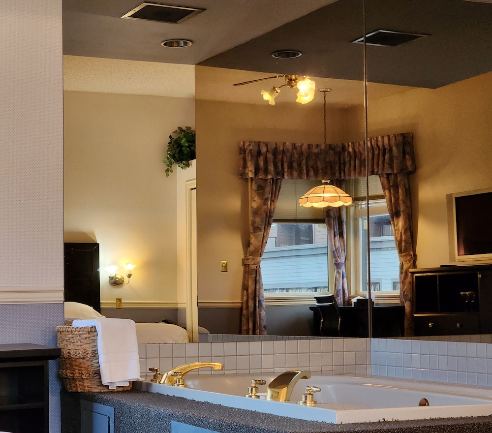 Deluxe Room, 1 King Bed, Jetted Tub photo 3
