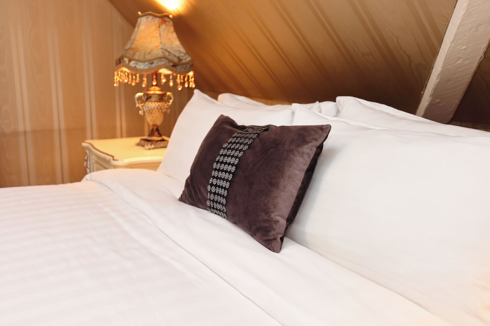 Comfort Room, 1 Queen Bed, City View - Third Floor photo 2