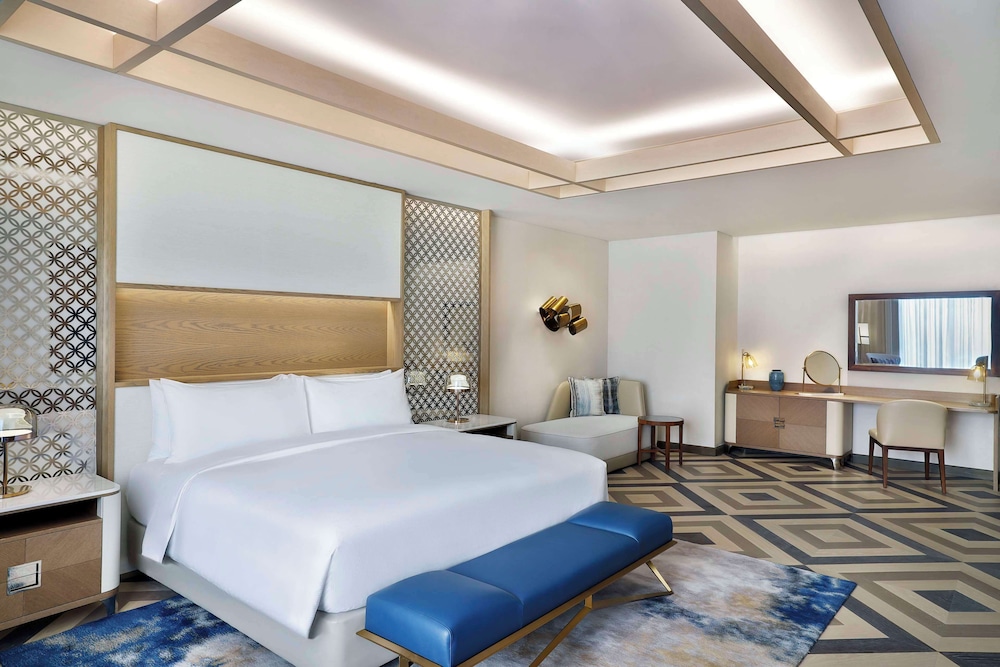Suite (Ambassador, Theme Park Access)
