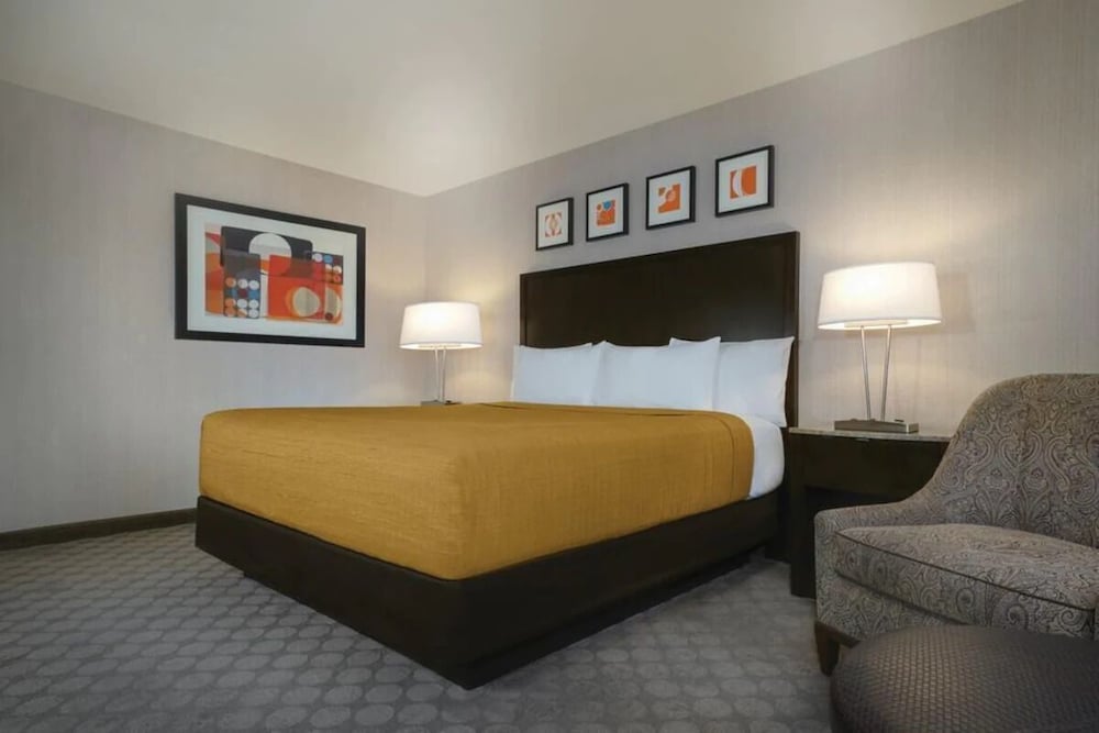 West Tower Executive King with Refrigerator/Coffee Maker - Photo 2