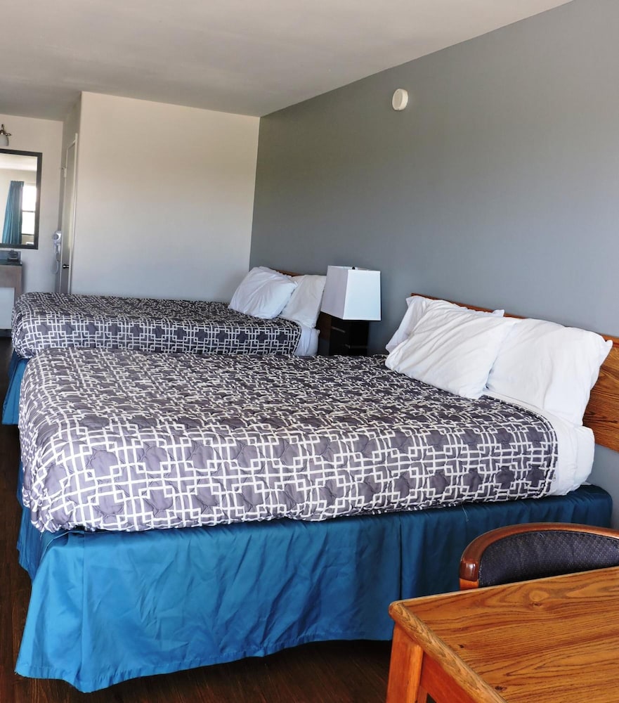 Basic Double Room, 2 Queen Beds, Non Smoking photo 3