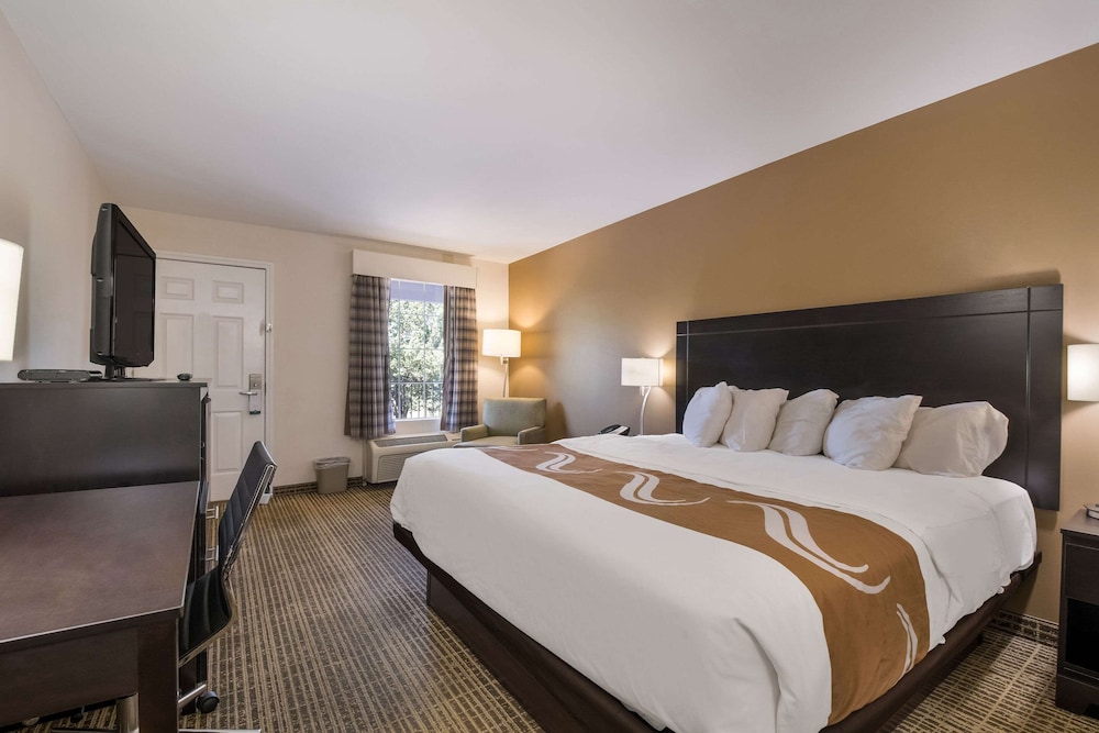 Standard Room, 1 King Bed, Smoking - Photo 2