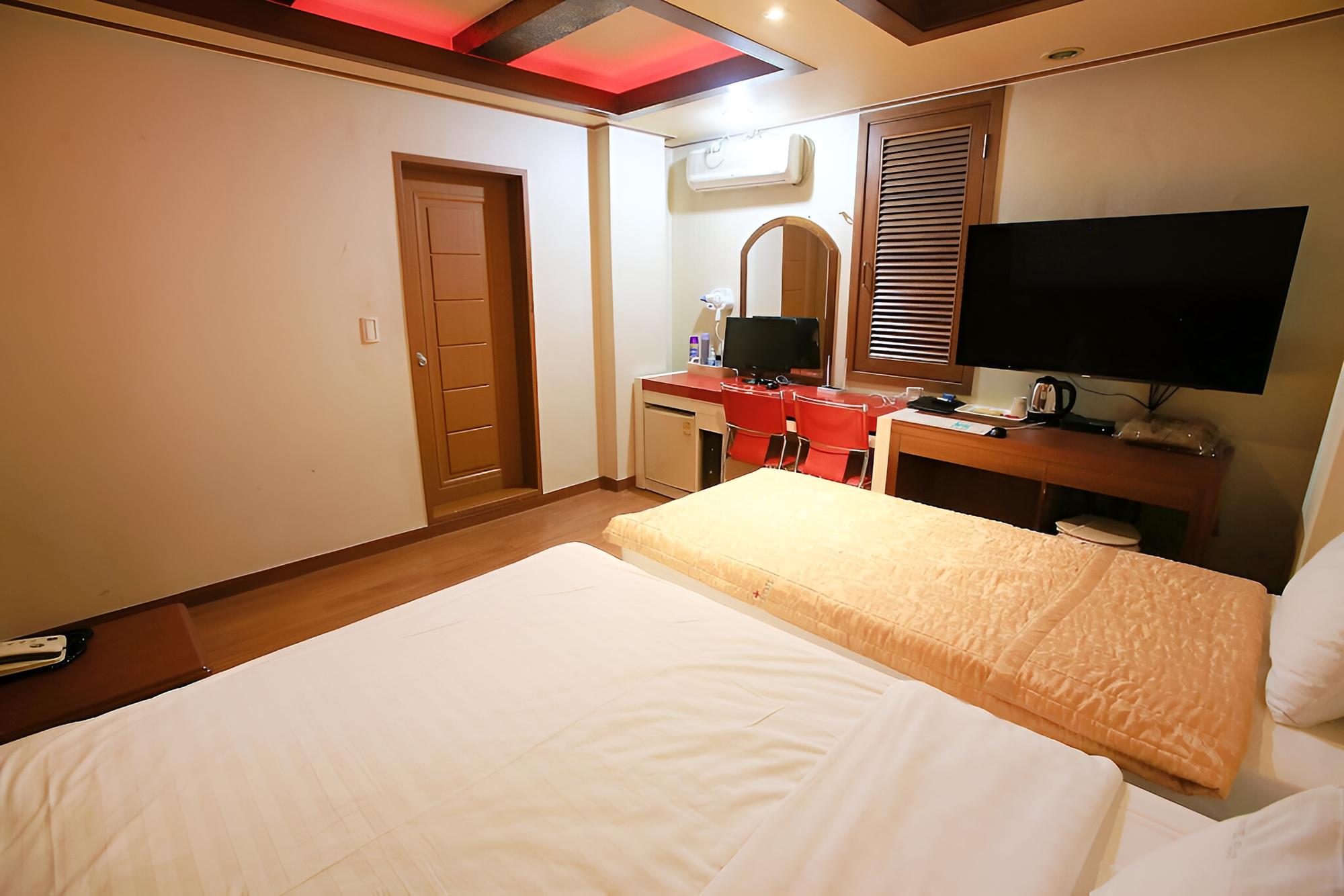 Room (Twin (no PC support)) - Photo 16