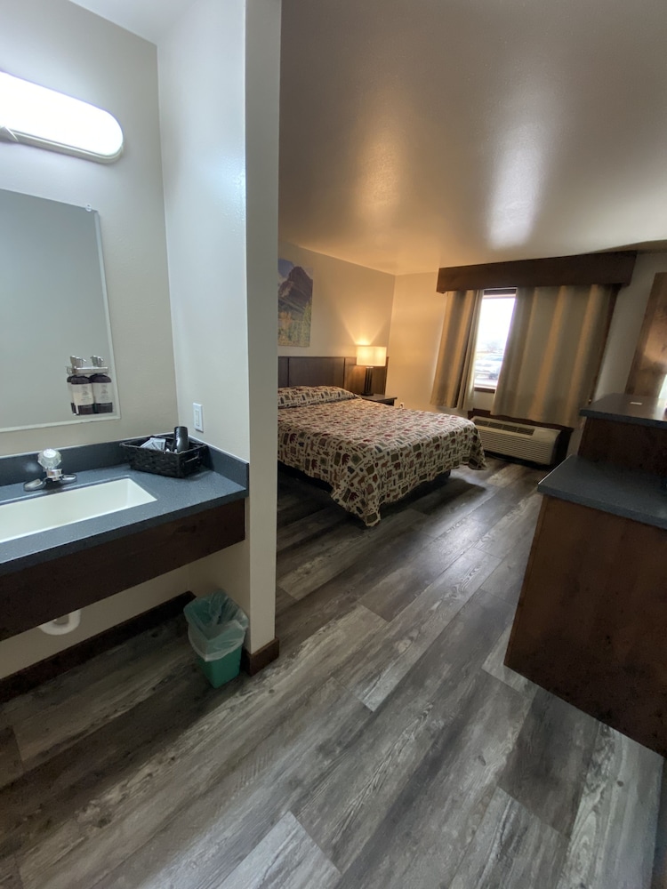Classic Room, 1 King Bed, Sunset View , Non-Smoking photo 3
