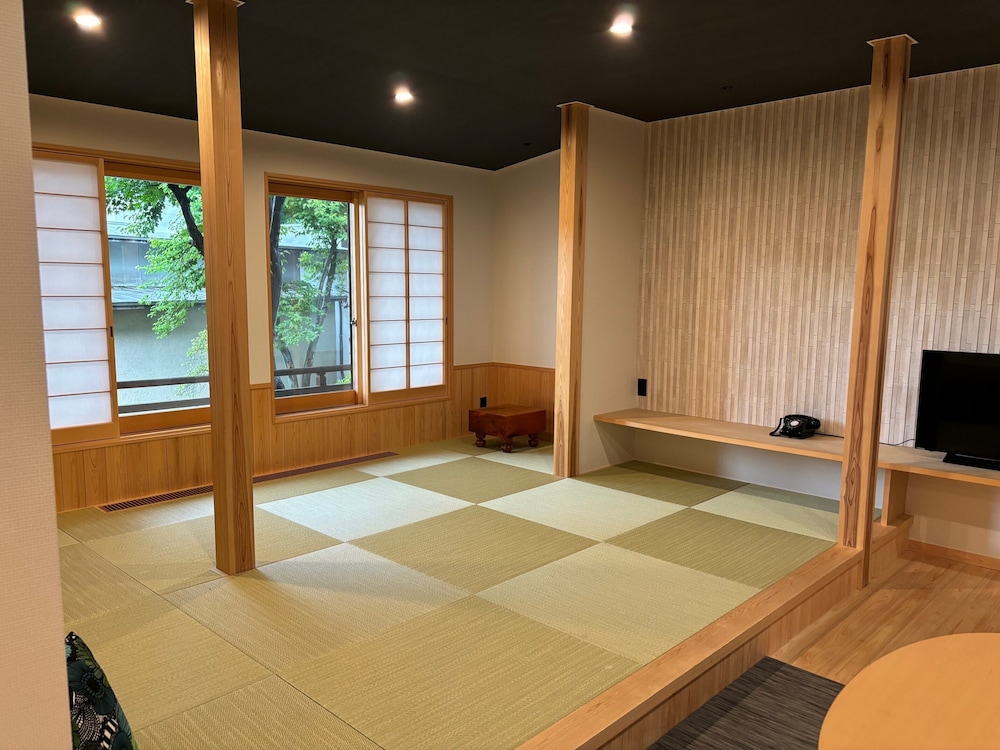 Large Modern Japanese Style Room with Futon, Non Smoking photo 2