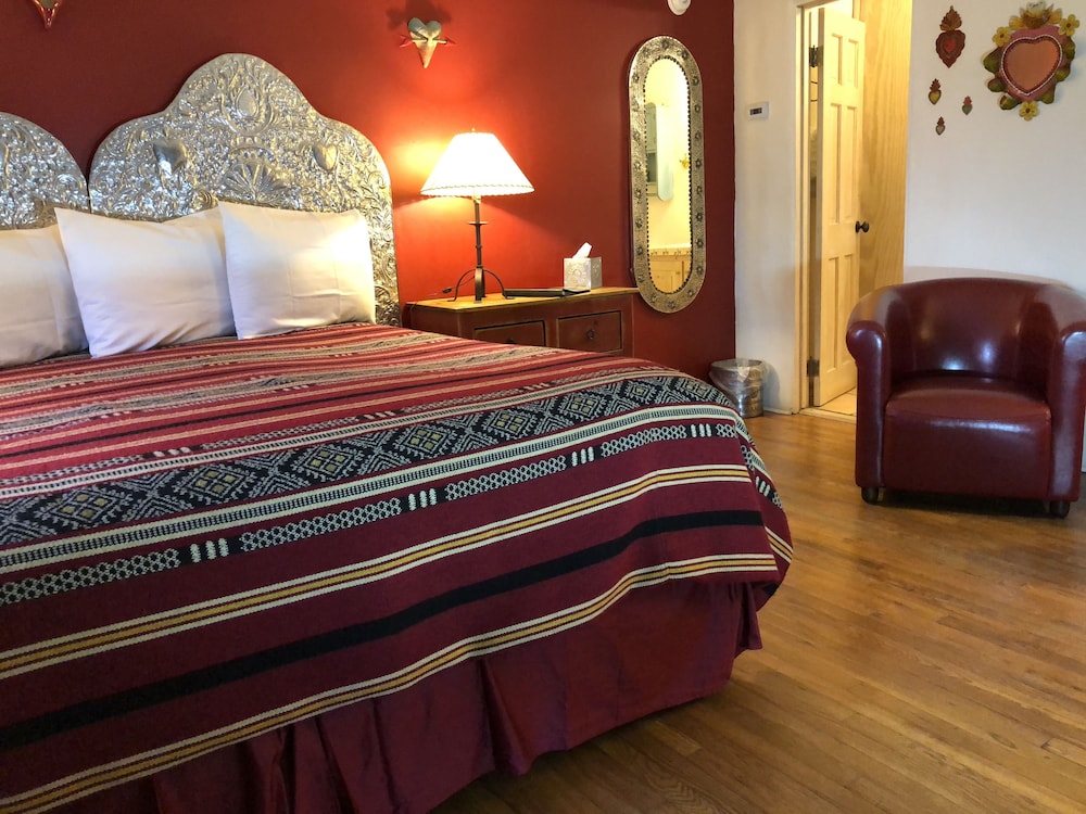 Romantic Room, 1 King Bed (Corazon Room -King Bed) photo 2