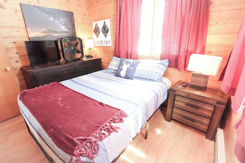 House, Multiple Beds, Fireplace, Mountain View